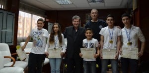 הזוכים באליפות ישראל בשוטו קאן בביקור אצל ראש העיר (צילום: דוברות עיריית נהריה)