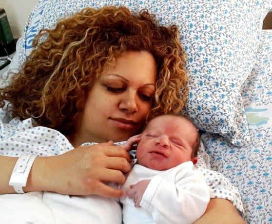 דרין אסעד עם בנם התינוק (צילום: דוברות בית חולים זיו)
