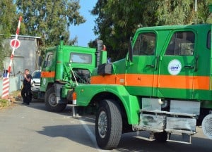 משאיות העירייה מגיעות לחסום הכניסה למפעלים (צילום: עיריית חיפה)