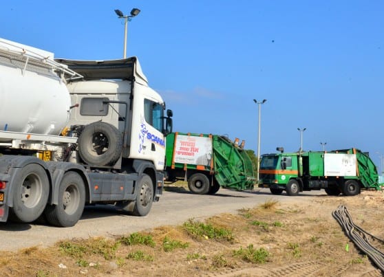 משאיות הזבל חוסמות את הכניסה למפעלים במפרץ חיפה