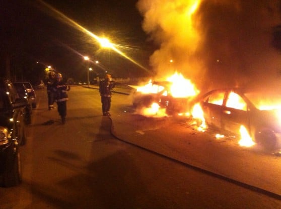 מכוניות עלו באש בקרית אתא (צילום: כיבוי אש מחוז חוף)