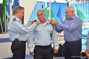 כהן עם השר אהרונוביץ והמפכ"ל דנינו (צילום: משטרת ישראל)