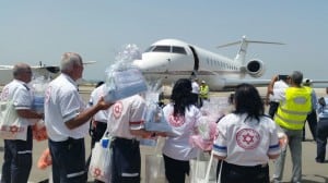מתנדבי מד"א מקבלים את המשפחות שחזרו מקטמנדו (צילום: דוברות מד"א)