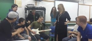 תלמידי הפרויקט יחד עם חבריהם מהכיתה התקשורתית והגיטרה (צילום: עיריית קרית ביאליק)