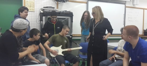 תלמידי הפרויקט יחד עם חבריהם מהכיתה התקשורתית והגיטרה (צילום: עיריית קרית ביאליק)