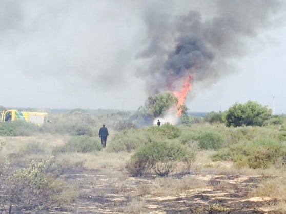 שריפה על יד בסיס לימן מול ראש הנקרה (צילום: דוברות כיבוי אש צפון)