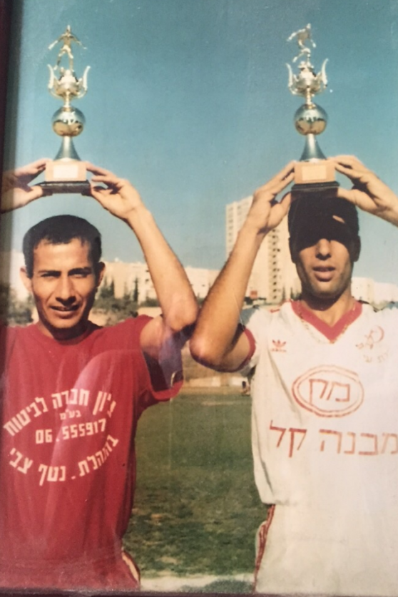 כדורגלני העונה הראשונים יגאל כהן ומשה גבאי צילום יורם בן יהודה