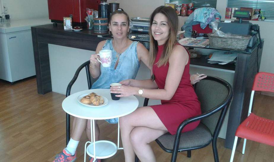 ביקור מהנה. הקואצ'רית מירי סדיק ודפנה כהן בעלת בית הקפה star bake (צילום: עצמי)