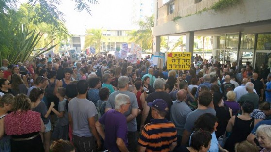 מחאת השבת מחוץ למועצת העיר בשבוע שעבר (צילום: שלומי גבאי)