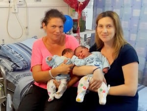 האחיות לבית שוטמן עם התינוקות הטריים (צילום: המרכז הרפואי הלל יפה)