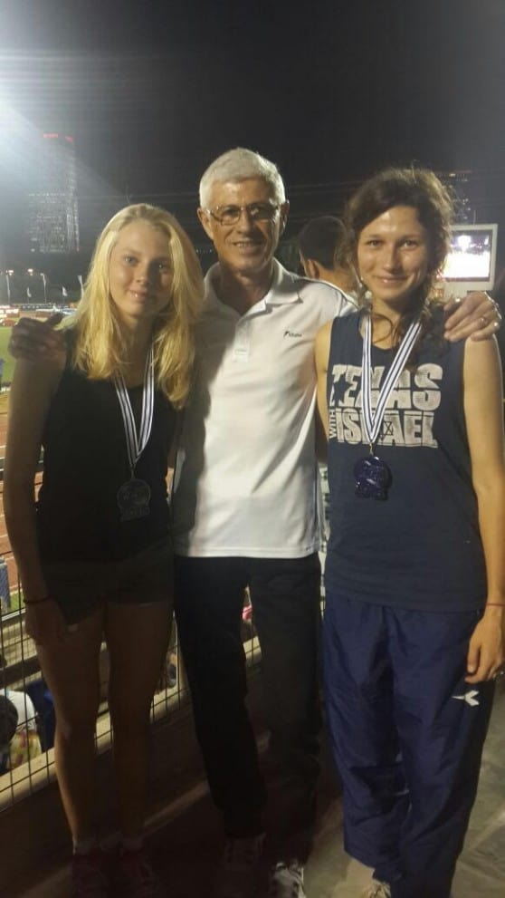 האחיות אלכסנדרה (משמאל) ודריה עם פרדי גולדשטיין בצילום מיד אחרי אליפות ישראל צילום: עצמי