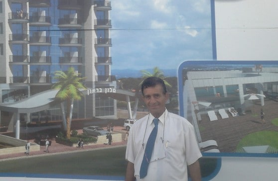 היזם מאיר בראון מציג את הדמית בית המלון הראשון במפרץ (צילום: נטע פלג)