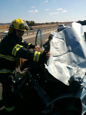 חילוץ האשה. תאונה בכביש החוף (צילום: כיבוי אש מחוז חוף)