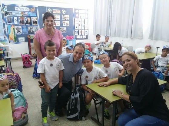 לנקרי ואורית אסייג עם תלמידי בית הספר (צילום: עיריית עכו)