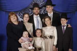 בן ציון נורדמן ובני משפחתו (צילום משפחתי)