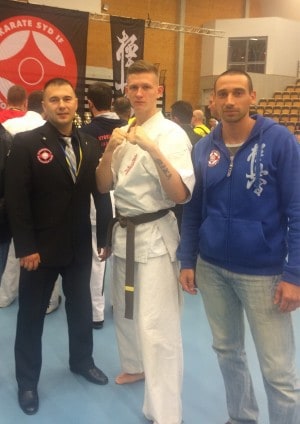 המאמן אלכסיי גרשביץ (משמאל) חניכיו באליפות אירופה  (צילום: באדיבות מועדון קיוקושין נהריה)