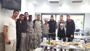 שחקני מכבי חיפה במסעדה של יגאל קבב (צילום: עצמי)