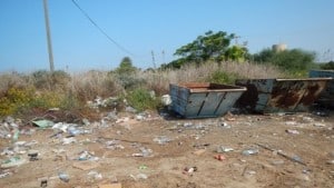 פסולת בחוף הכרמל (צילום: באדיבות המשרד להגנת הסביבה)