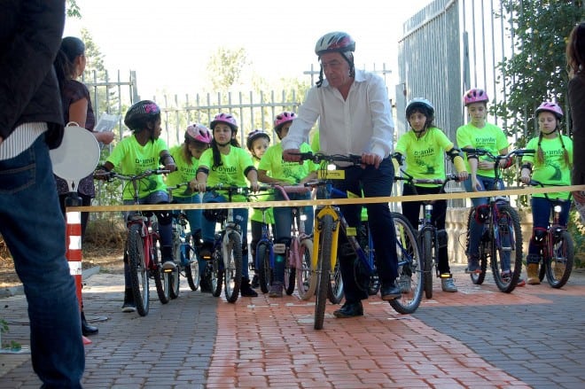 ראש עיריית קרית ים, דוד אבן צור, בפארק האופניים בקרית ים (צילום: דוברות עיריית קרית ים)