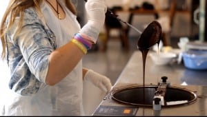 בני נוער מכינים שוקולד בסדנה (צילום: אביחי ג'רפי)