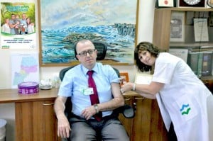 ד"ר זאהי סעיד מקבל חיסון מרחל שמר. (צילום: דוברות כללית)