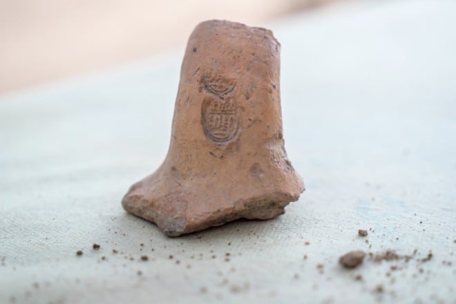  ידית קנקן שעליה טביעת חותם מתקופת הברונזה התיכונה. צילום: ערן גילוארג, באדיבות רשות העתיקות