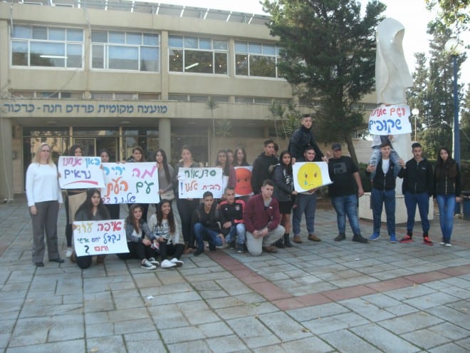 מתנגדים לסגירה. תלמידים בהפגנה. משמאל: הגר פרי יגור. צילום: נירית שפאץ