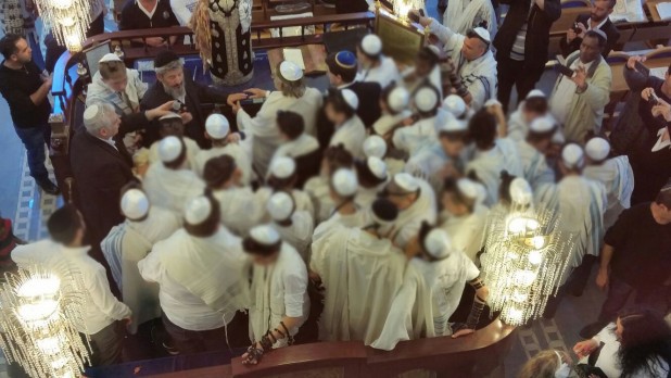 טקס העלייה לתורה בבית הכנסת (צילום: ארז שטיינר)