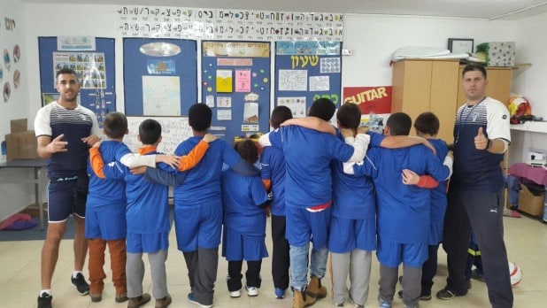 למען הקהילה. יאיר גואטה עם קבוצת הילדים בעלי צרכים מיוחדים (צילום: באדיבות האקדמיה לחינוך וכדורגל)