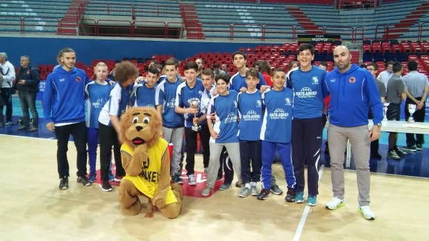 קבוצת הילדים של מטה אשר עם גביע המקום הראשון (צילומים: באדיבות יקי שלום)