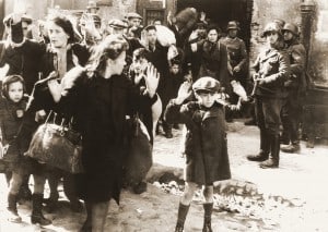 הוצאת יהודים מהבונקרים בזמן הכנעת המרד בוורשה, 1943 (צילום: ויקיפדיה)