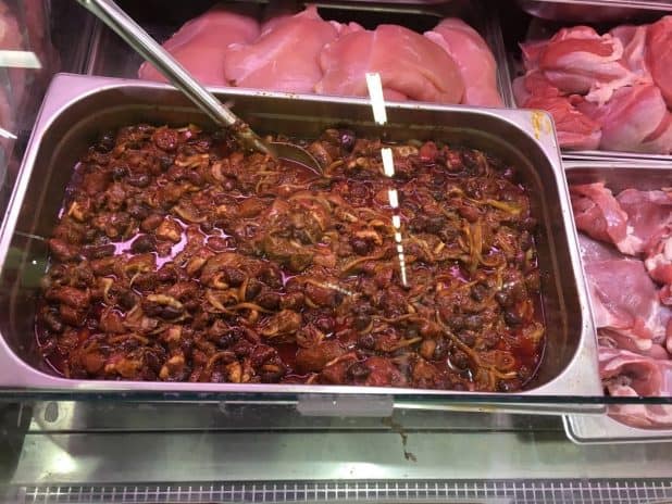 השמדת מוצרי בשר (צילום: משרד הבריאות)