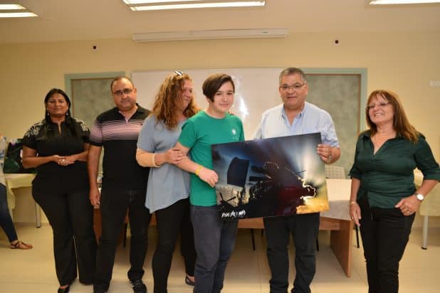 ראש העיר ומשפחת נתנזון מציגים את התמונה הזוכה
