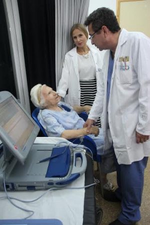 ד"ר קזצקר עם המטופלת מוסיה וורניה (צילום: הלל יפה)