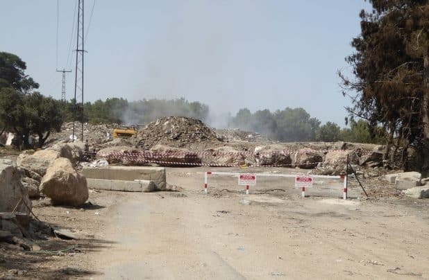 חסימת מעבר להשלכת פסולת גבעת טנטור (צילום רשות מקרקעי ישראל)