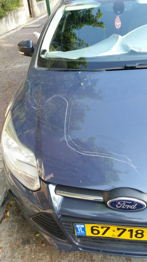 נזק שנגרם לאחת המכוניות בשדרות ויצמן (צילום: דב ריימר)