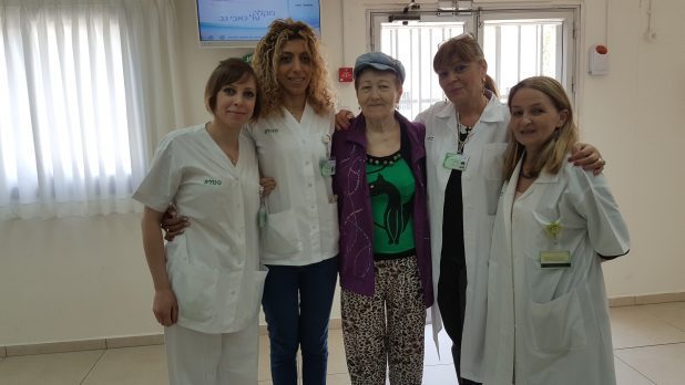 צוות המרפאה עם הלקוחה איזבלה (צילום: דוברות כללית)