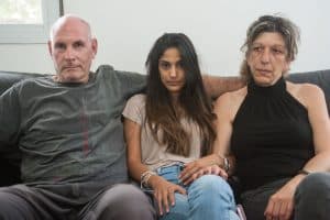 לבנה ומשה כהן, הוריו של עידן כהן שנהרג בלאס וגאס, עם ארוסתו מיכל יוסף (צילום: דורון גולן)