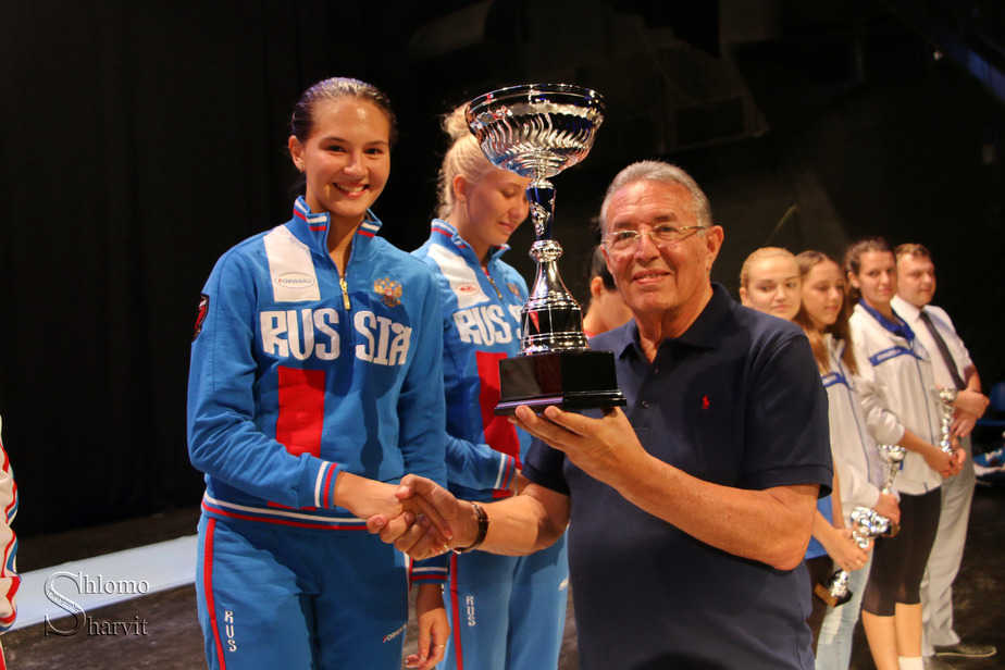 ראש עיריית מעלות-תרשיחא שלמה בוחבוט מעניק את הגביע לזוכה מרוסיה. (צילום: שלמה שרביט)