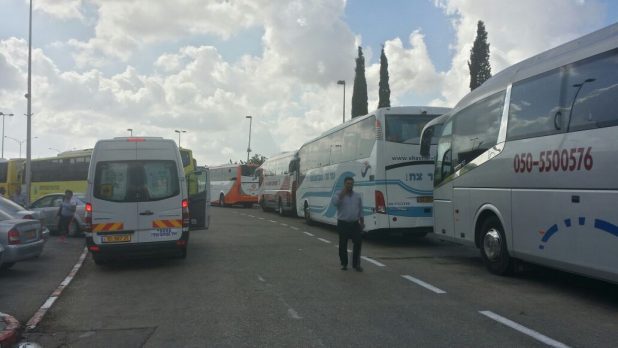 "עלינו לזעוק שוב". התושבים באוטובוסים עם הגעתם לירושלים צילום: עצמי