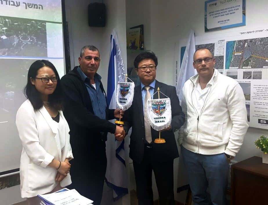 נציגי החברה הסינית עם מנכ"ל העירייה ומהנדס העיר (צילום: עיריית חדרה)