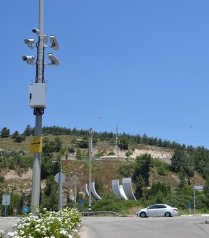 מצלמות בכניסה לעיר (צילום עצמי)