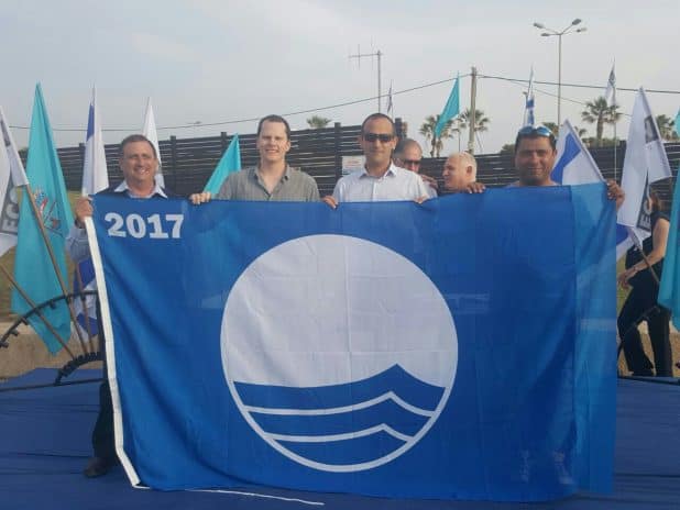 אות הדגל הכחול לחוף זבולון בקרית ים. צילום: דוברות העירייה