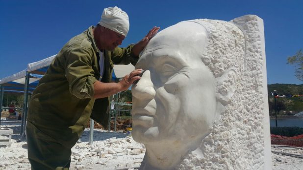 הפסל ולריאן ג'יקיה מגיאורגיה, יוצר הפסל (צילום: סטודיו A)