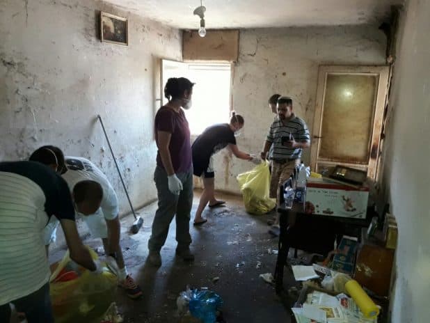 מתנדבים משפצים את הדירה. צילום: נאור גריציאיניק