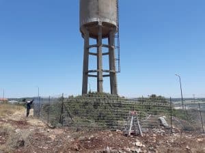 גידור מגדל המים בבנימינה (צילום רשות מקרקעי ישראל)