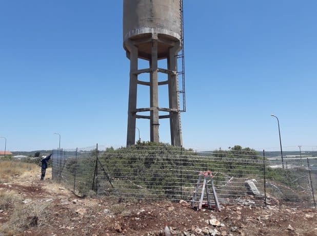 גידור מגדל המים בבנימינה (צילום רשות מקרקעי ישראל)