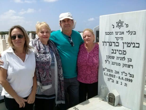 ישראל ושלוש אחיותיו על קברו של האב. קדיש יתום ראשון. צילום עצמי
