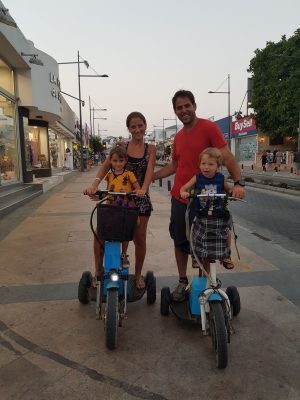 דניאל בן והמשפחה בקפריסין (צילום עצמי)