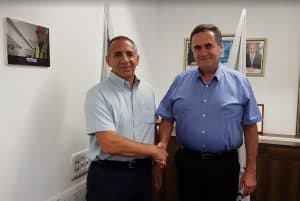 עם שר התחבורה ישראל כץ (צילום: דוברות בנימינה גבעת עדה)